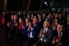 Ludzie siedzą na widowni.