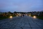 podświetlona droga kołowania z samolotami ustawionymi na ekspozycji plenerowej podczas Nocy Muzeów w Muzeum Lotnictwa Polskiego w Krakowie