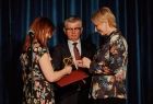 Dyrektorka szkoły i wójt Osieka wręczają Iwonie Gibas z zarządu województwa pamiątkową statuetkę 