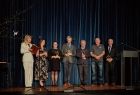Pamiątkowe zdjęcia z udziałem osób związanych ze szkolną społecznością oraz współpracujących z placówką środowisk i instytucji 