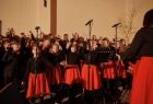 Kilkudziesięcioosobowy zespół wokalny podczas występu
