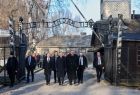 Prezydent RP Andrzej Duda przechodzi pod obozową bramą z napisem Arbeit macht frei w byłym niemieckim obozie koncentracyjnym i zagłady Auschwitz