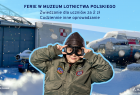 Dziecko w kurtce, czapce i goglach lotniczych na tle zaśnieżonego hangaru i samolotu gotowe do zwiedzania Muzeum Lotnictwa Polskiego