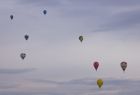 balony jako punkciki na niebie