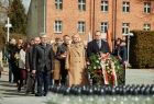 Iwona Gibas z zarządu województwa biorąca udział w obchodach na placu Tadeusza Kościuszki w Oświęcimiu