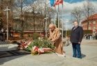 Iwona Gibas z Zarządu Województwa Małopolskiego składa wieniec przed Grobem Nieznanego Żołnierza w Oświęcimiu