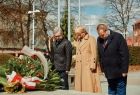 Iwona Gibas z zarządu województwa oddaje hołd ofiarom katastrofy smoleńskiej