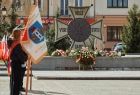 Grób Nieznanego Żołnierza na placu Tadeusza Kościuszki w Oświęcimiu. Warta honorowa stojąca przy pomniku oraz wieńce złożone przez uczestników uroczystości 