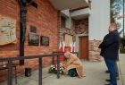 Iwona Gibas z Zarządu Województwa Małopolskiego składa kwiaty przed tablicą upamiętniającą ofiary katastrofy smoleńskiej, która znajduje się przy kościele św. Maksymiliana w Oświęcimiu