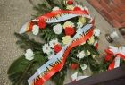 Wieniec z biało-czerwoną szarfą złożony w imieniu Zarządu Województwa Małopolskiego 