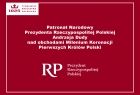 napis PATRONAT NARODOWY PREZYDENTA RZECZYPOSPOLITEJ POLSKIEJ ANDRZEJA DUDY NAD OBCHODAMI MILENIUM KORONACJI PIERWSZYCH KRÓLÓW POLSKI na czerwonym tle