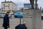 Złożenie kwiatów pod pomnikiem.