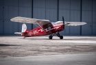 Samolot RWD-13 przez wrotami hangaru