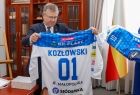 wicemarszałek przymierza hokejową koszulkę