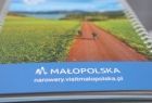 Zdjęcie folderu reklamującego małopolskie ścieżki rowerowe.