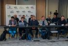 Grupa osób siedząca przy stole konferencyjnym.