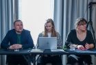 Grupa osób siedząca przy stole konferencyjnym.