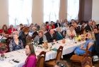 Licznie przybyli goście zasiadający za stołami