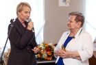 Iwona Gibas z zarządu województwa składa gratulacje zespołowi Podolszanka