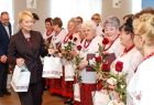 Iwona Gibas z zarządu województwa wręcza symboliczne upominki członkiniom zespołu śpiewaczego