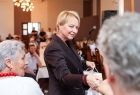 Iwona Gibas z zarządu województwa składa gratulacje i wręcza upominki paniom z zespołu śpiewaczego Podolszanka