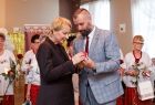 Burmistrz Zatora Szymon Matyja wręcza Iwonie Gibas z zarządu województwa drobny upominek 