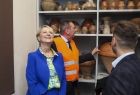 Iwona Gibas z zarządu województwa w trakcie zwiedzania Muzeum Archeologicznego
