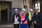 Iwona Gibas z zarządu województwa w trakcie wizytacji przebiegu prac budowlanych