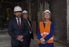 Iwona Gibas z zarządu województwa w trakcie wizytacji przebiegu prac budowlanych