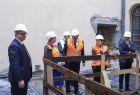Uczestnicy wydarzenia podczas spaceru przez plac budowy