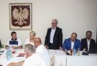 Iwona Gibas z Zarządu Województwa Małopolskiego oraz przedstawiciele lokalnego samorządu podczas spotkania. Głos zabiera wójt gminy Klucze Norbert Bień