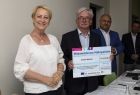 Iwona Gibas z Zarządu Województwa Małopolskiego oraz wójt gminy Klucze Norbert Bień prezentujący symboliczną promesę na ponad 2 miliony złotych 