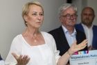 Iwona Gibas z Zarządu Województwa Małopolskiego oraz wójt gminy Klucze Norbert Bień prezentujący symboliczną promesę na ponad 2 miliony złotych