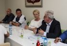 Iwona Gibas z zarządu województwa podczas rozmowy z wójtem Norbertem Bieniem