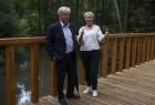 Iwona Gibas z zarządu województwa oraz wójt Klucz Norbert Bień podczas spaceru na nowym, otoczonym lasem, drewnianym pomoście widokowym