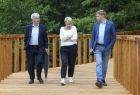 Iwona Gibas z zarządu województwa podczas spaceru w towarzystwie samorządowców z gminy Klucze