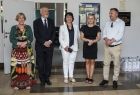 Pięciu radnych stojących na sali.