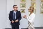 Wicemarszałek Witold Kozłowski w rozmowie z kobietą w białej marynarce.