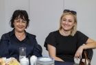 Radne Danuta Kawa i Sylwia Żak-Biesik przy stole.