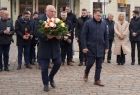 Wicemarszałek Ryszard Pagacz niesie wieniec.