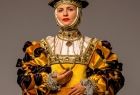 Na kolorowym zdjęciu modelka w zrekonstruowanej sukni Barbary Radziwiłłówny