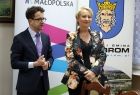 Iwona Gibas z Zarządu Województwa Małopolskiego oraz burmistrz Wolbromia Radosław Kuś podczas spotkania ze strażakami z terenu gminy Wolbrom