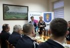 Iwona Gibas z zarządu województwa oraz burmistrz Wolbromia Radosław Kuś podczas spotkania ze strażakami