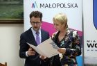 Iwona Gibas z zarządu województwa oraz burmistrz Wolbromia Radosław Kuś podczas przekazania umowy dotyczącej dofinansowania