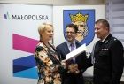 Iwona Gibas z zarządu województwa, burmistrz Wolbromia Radosław Kuś oraz przedstawiciel jednostki OSP podczas przekazania umowy