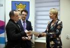 Iwona Gibas z zarządu województwa, burmistrz Wolbromia Radosław Kuś oraz przedstawiciel kolejnej jednostki OSP odbierający umowę związaną z dofinansowaniem