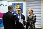 Iwona Gibas z Zarządu Województwa Małopolskiego, burmistrz Wolbromia Radosław Kuś oraz przedstawiciel jednostki OSP odbierający umowę związaną z dofinansowaniem zakupu sprzętu strażackiego