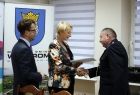 Iwona Gibas z Zarządu Województwa Małopolskiego, burmistrz Wolbromia Radosław Kuś oraz przedstawiciel jednostki OSP odbierający umowę związaną z dofinansowaniem zakupu sprzętu strażackiego