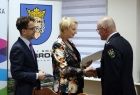 Iwona Gibas z Zarządu Województwa Małopolskiego, burmistrz Wolbromia oraz przedstawiciel jednostki OSP odbierający umowę związaną z dofinansowaniem zakupu specjalistycznego sprzętu strażackiego