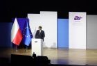 Mówca przy mównicy na scenie. 